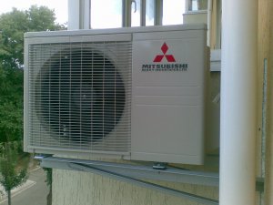 Montaż klimatyzatora na specjalnych wspornikach